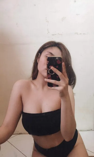 Zyrah Foto 1 Dari 10 Memek Bau